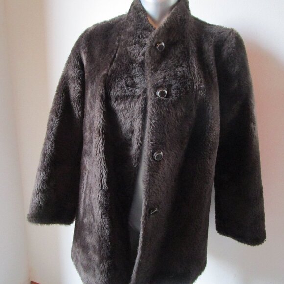 Faux fur coat, synthetic material. Large size, easy care. NPC Fashions - Picture 1 of 11